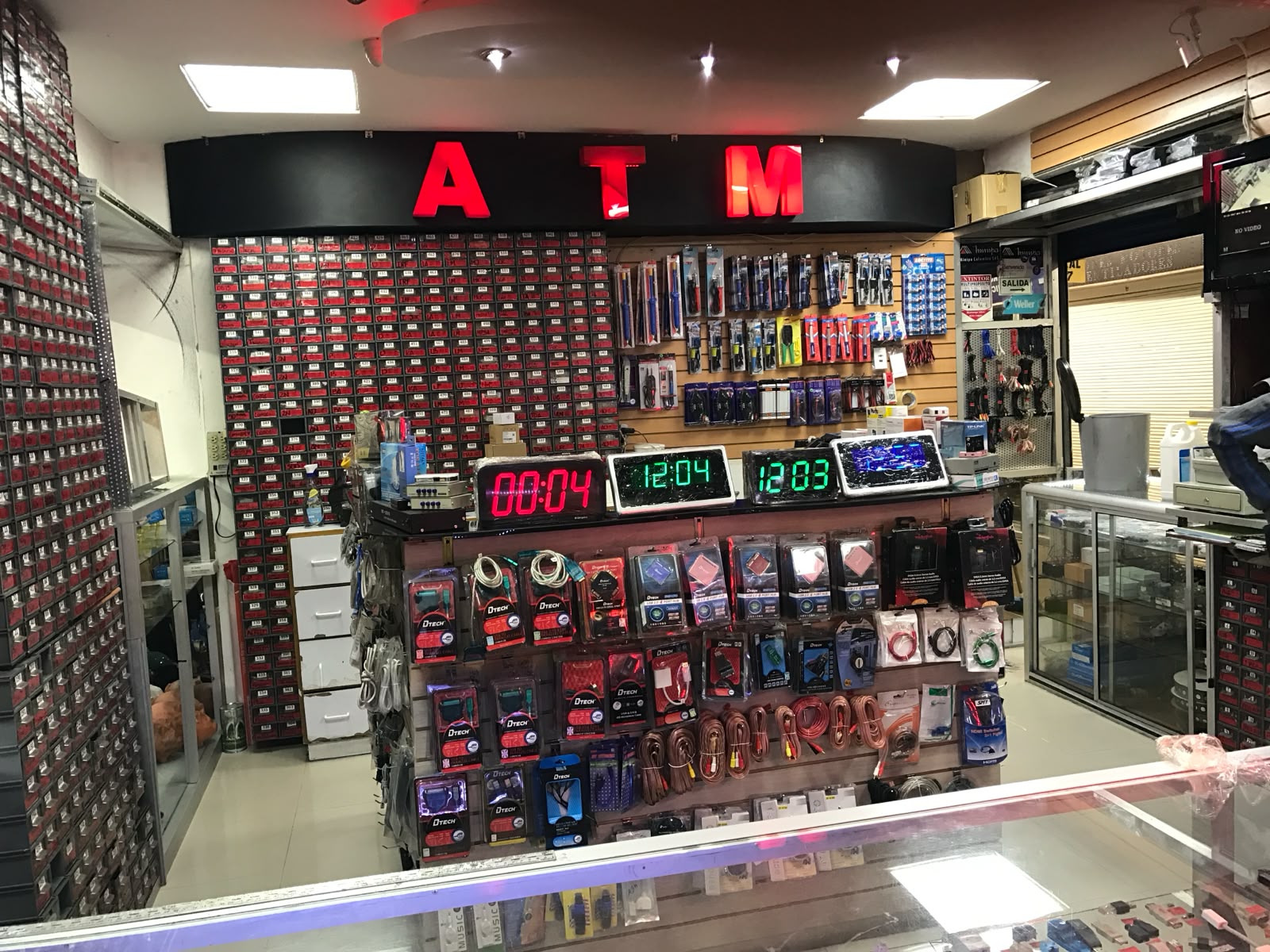 Interior de la tienda Grupo ATM en Bogotá con estantería de componentes electrónicos